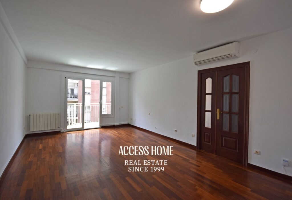 Piso reformado de 4 habitaciones con terraza en Sagrada Familia, Barcelona