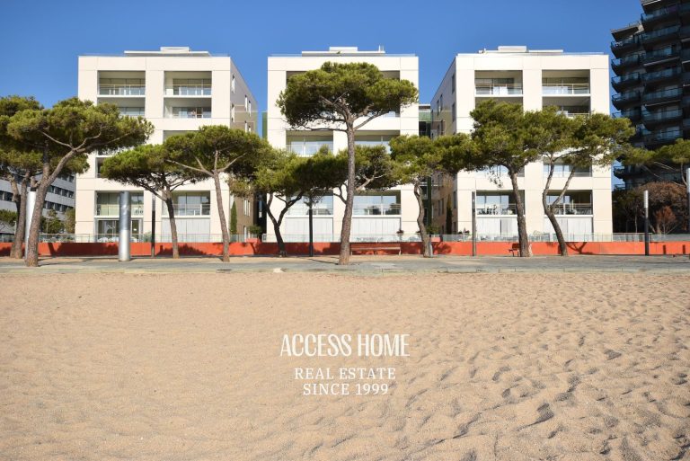 Planta baja de lujo con jardín en primera línea de mar en Platja d’Aro