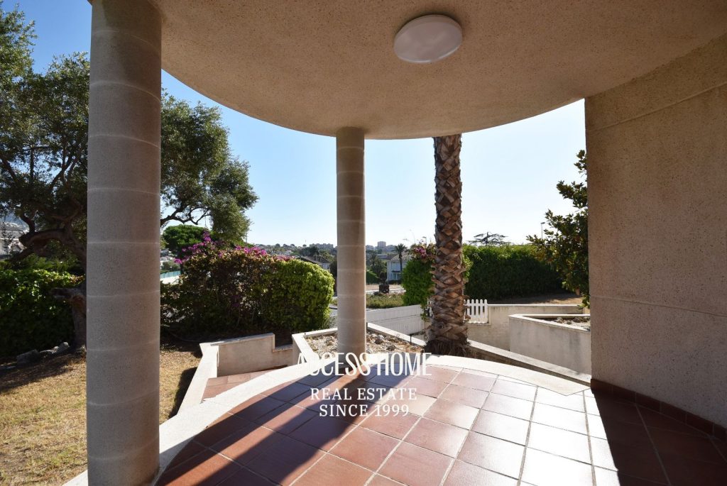 Villa con piscina y vistas al mar en Can Teixidó, Alella