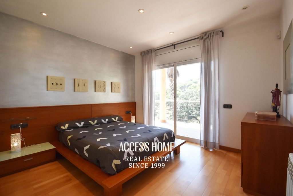 Vivienda unifamiliar con vistas al mar, terrazas y jardín en Premià de Dalt