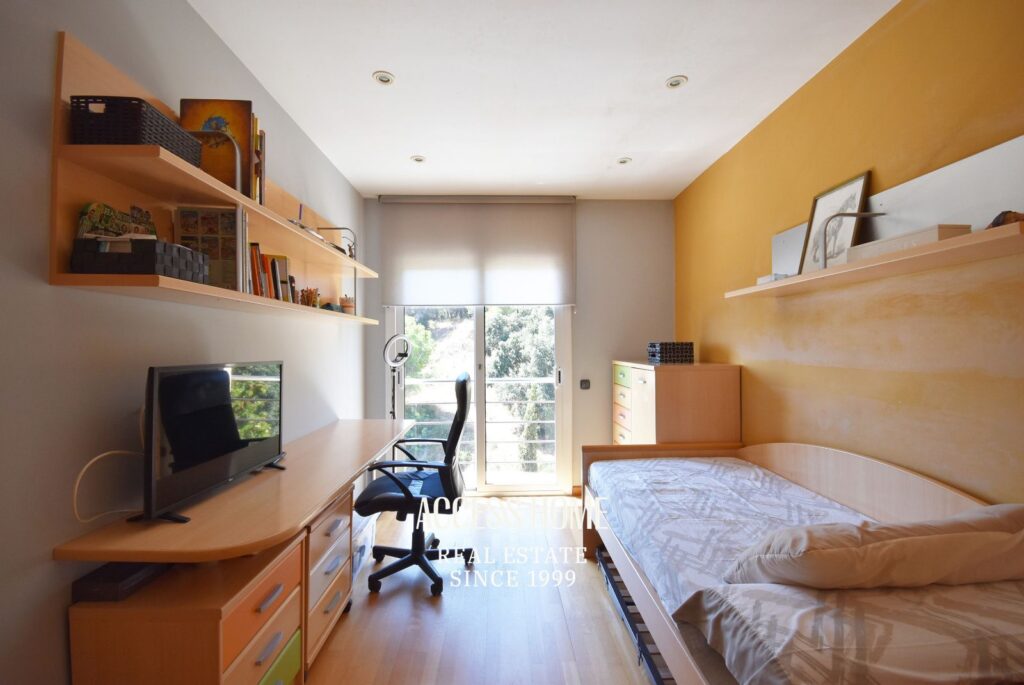 Vivienda unifamiliar con vistas al mar, terrazas y jardín en Premià de Dalt