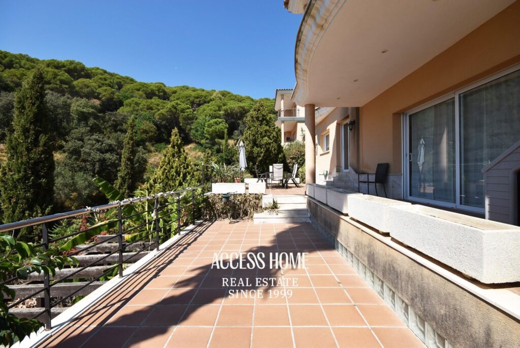 Vivienda unifamiliar con vistas al mar, terrazas y jardín en Premià de Dalt