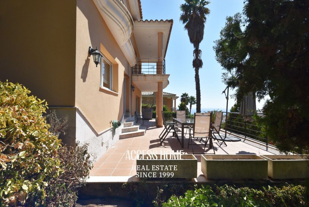Vivienda unifamiliar con vistas al mar, terrazas y jardín en Premià de Dalt