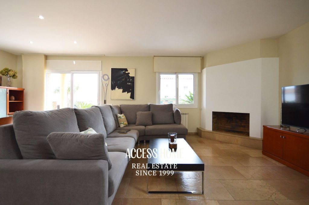 Casa unifamiliar en Premià de Dalt, de 341 m² construidos, jardin y vistas al mar