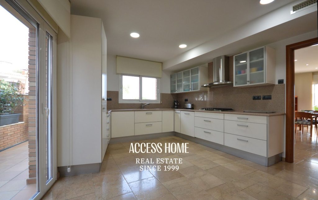 Casa unifamiliar en Premià de Dalt, de 341 m² construidos, jardin y vistas al mar