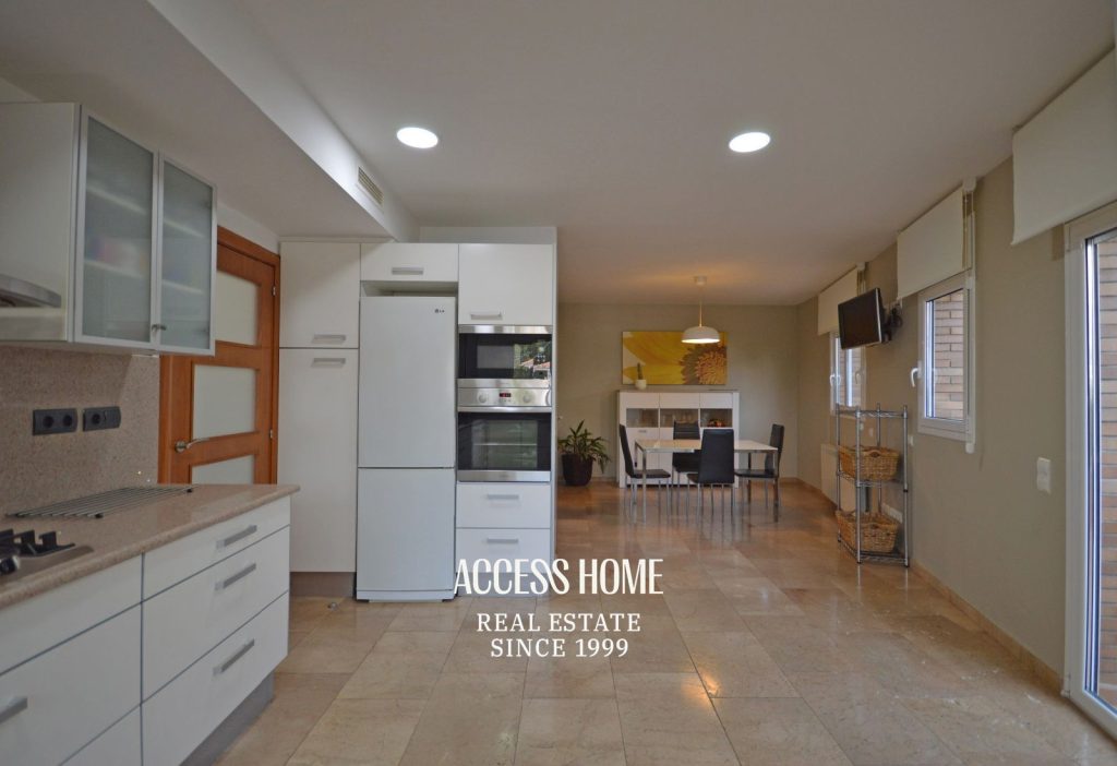 Casa unifamiliar en Premià de Dalt, de 341 m² construidos, jardin y vistas al mar