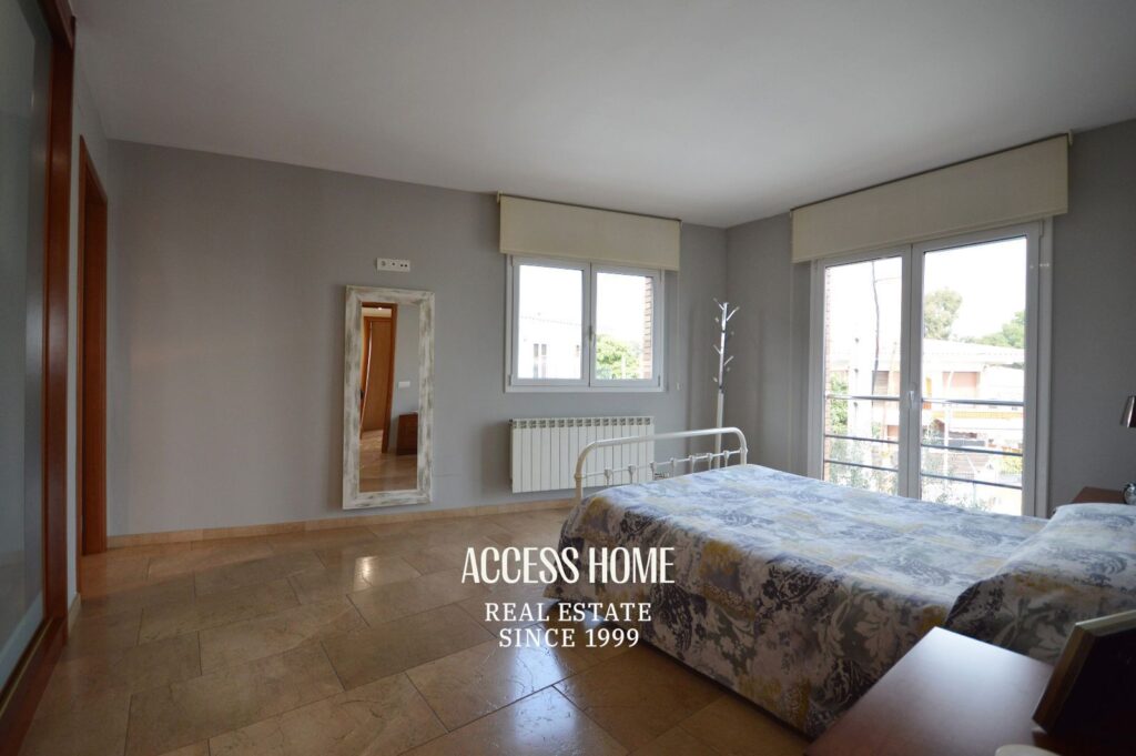 Casa unifamiliar en Premià de Dalt, de 341 m² construidos, jardin y vistas al mar