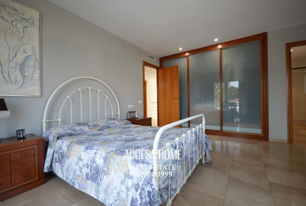 Casa unifamiliar en Premià de Dalt, de 341 m² construidos, jardin y vistas al mar