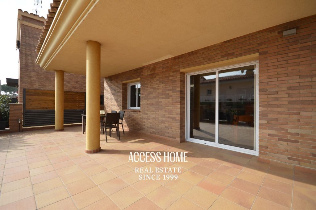 Casa unifamiliar en Premià de Dalt, de 341 m² construidos, jardin y vistas al mar