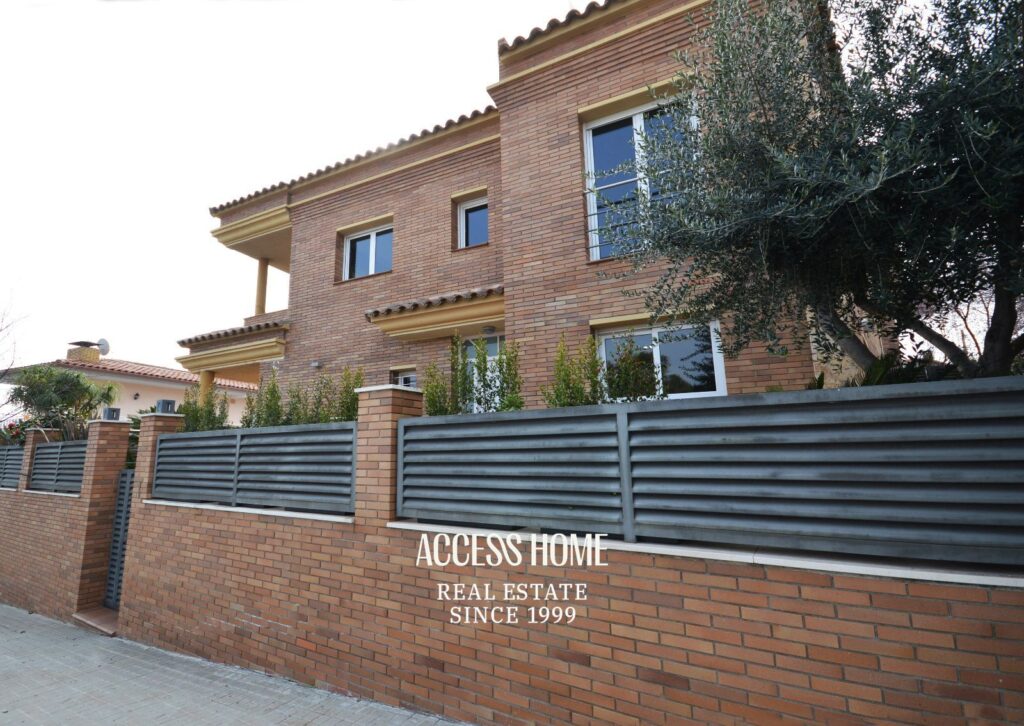 Casa unifamiliar en Premià de Dalt, de 341 m² construidos, jardin y vistas al mar