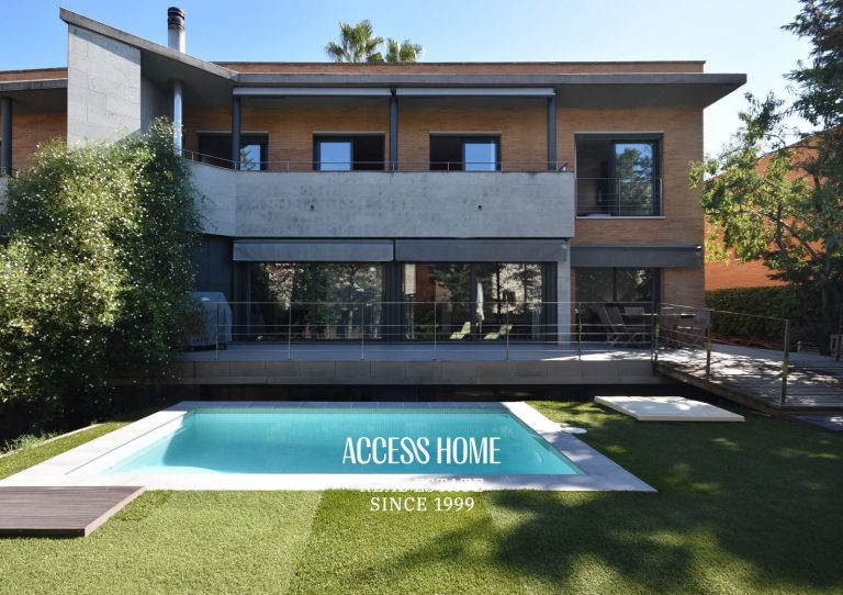 Amplia casa con jardín y piscina en zona residencial de Alella