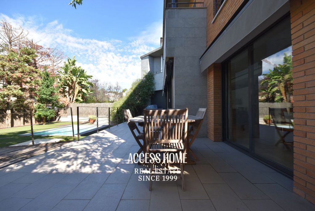 Amplia casa con jardín y piscina en zona residencial de Alella