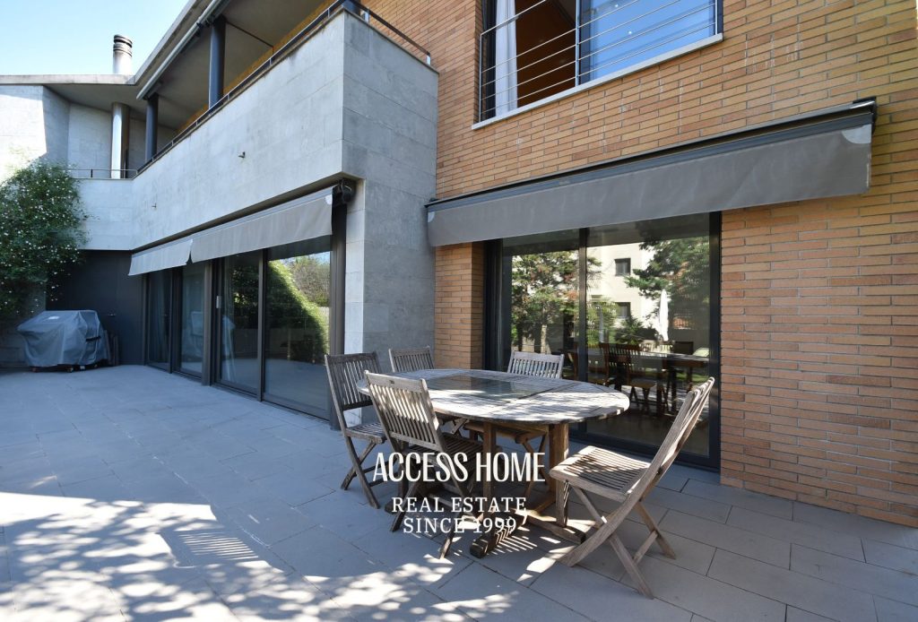 Amplia casa con jardín y piscina en zona residencial de Alella