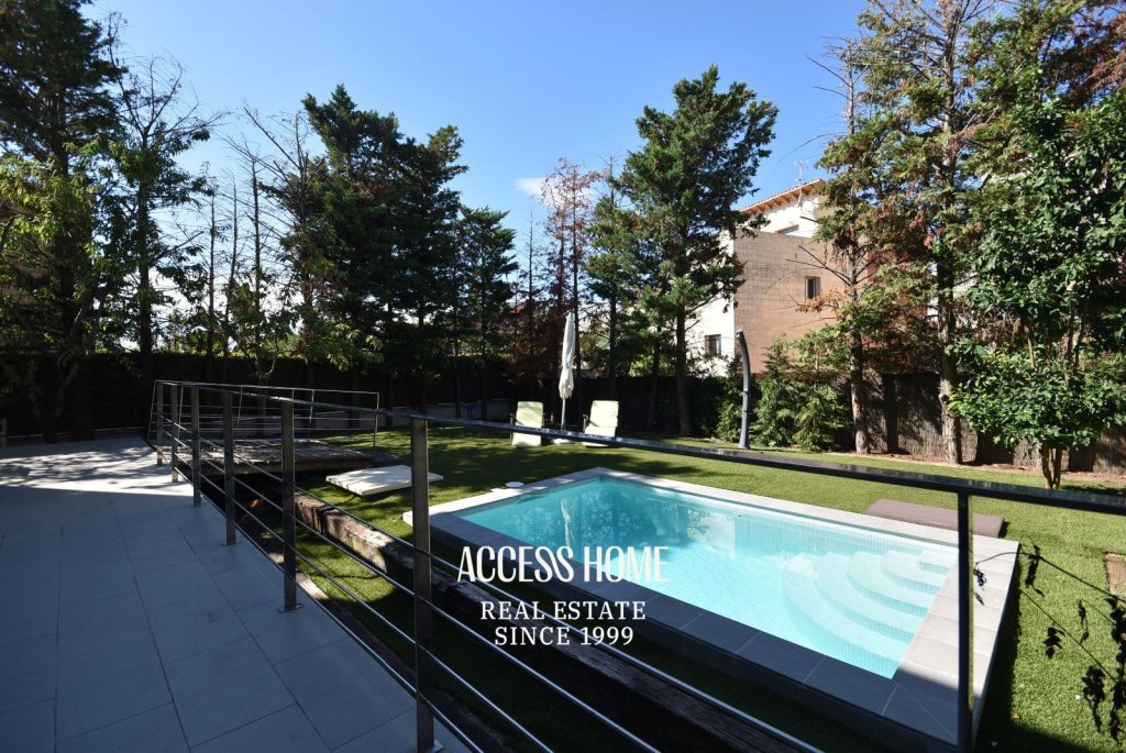 Amplia casa con jardín y piscina en zona residencial de Alella