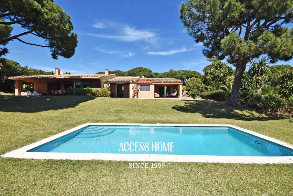 Lujo mediterráneo en alquiler: exclusiva villa con piscina privada en esta zona