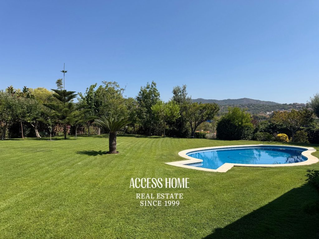 Casa a tres vientos con jardín y piscina privada cerca del centro de Alella