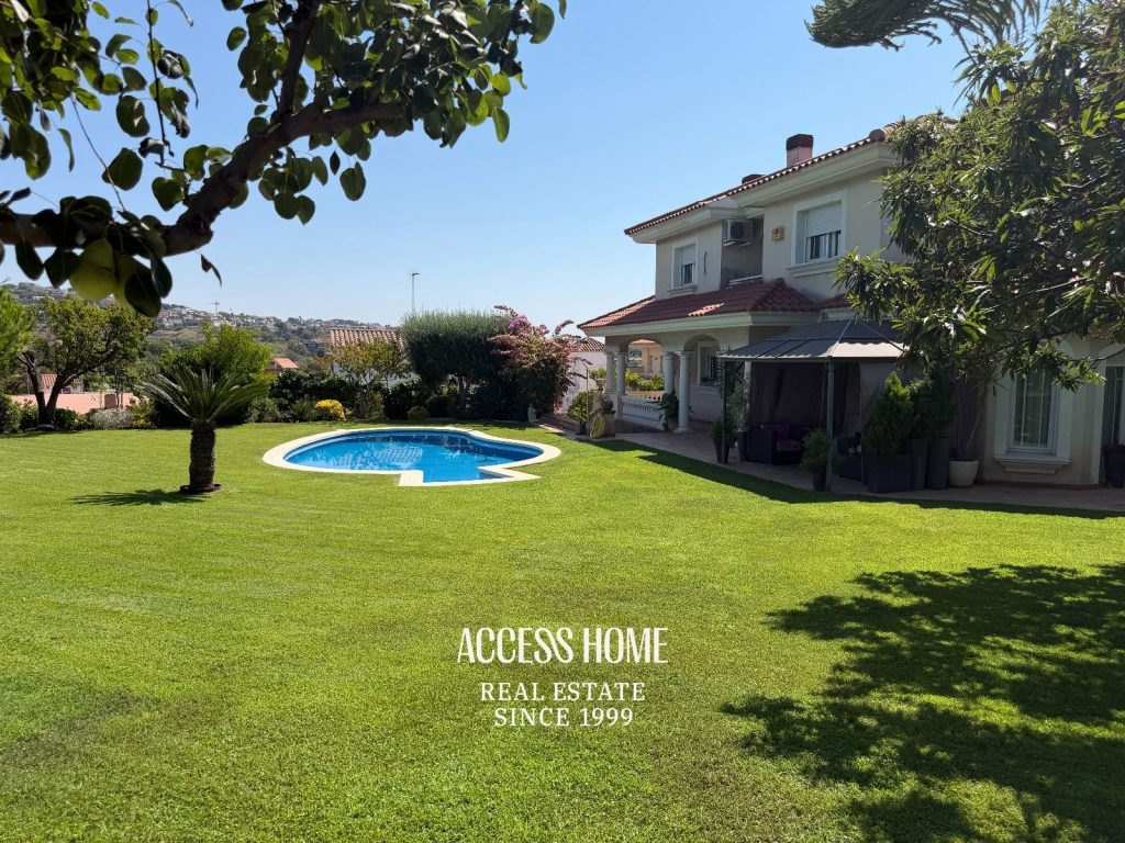 Casa a tres vientos con jardín y piscina privada cerca del centro de Alella