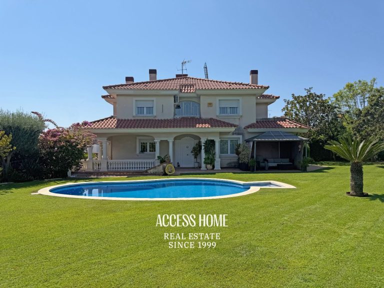 Casa a tres vientos con jardín y piscina privada cerca del centro de Alella