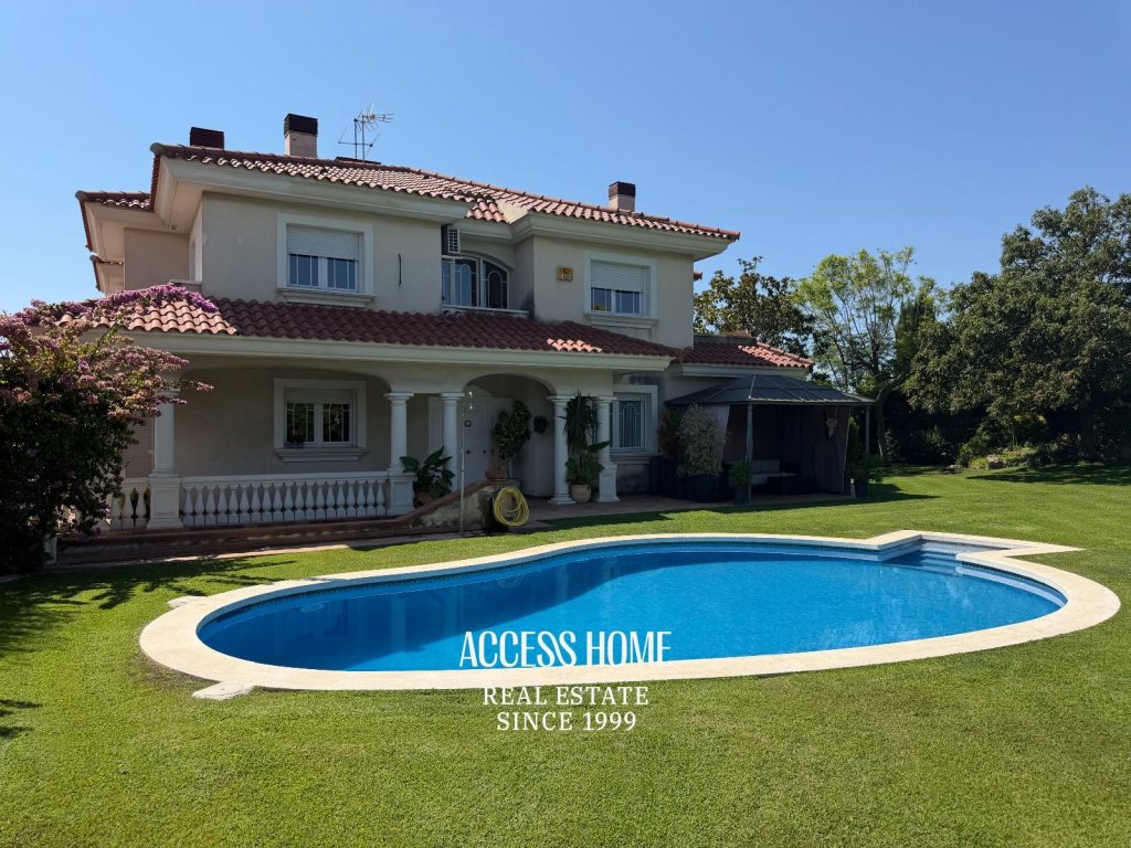 Casa a tres vientos con jardín y piscina privada cerca del centro de Alella