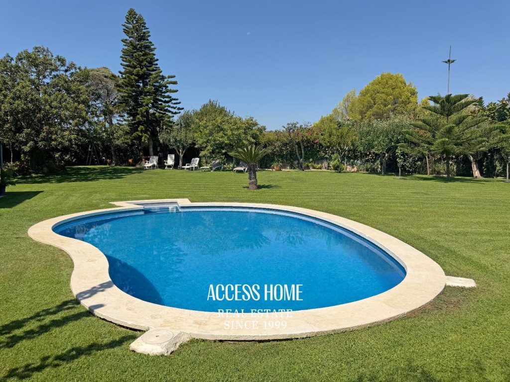 Casa a tres vientos con jardín y piscina privada cerca del centro de Alella