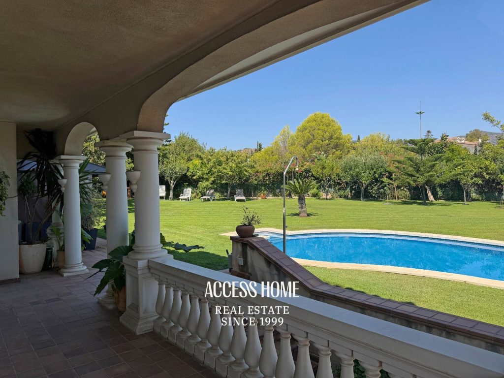 Casa a tres vientos con jardín y piscina privada cerca del centro de Alella
