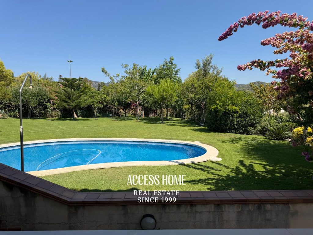 Casa a tres vientos con jardín y piscina privada cerca del centro de Alella