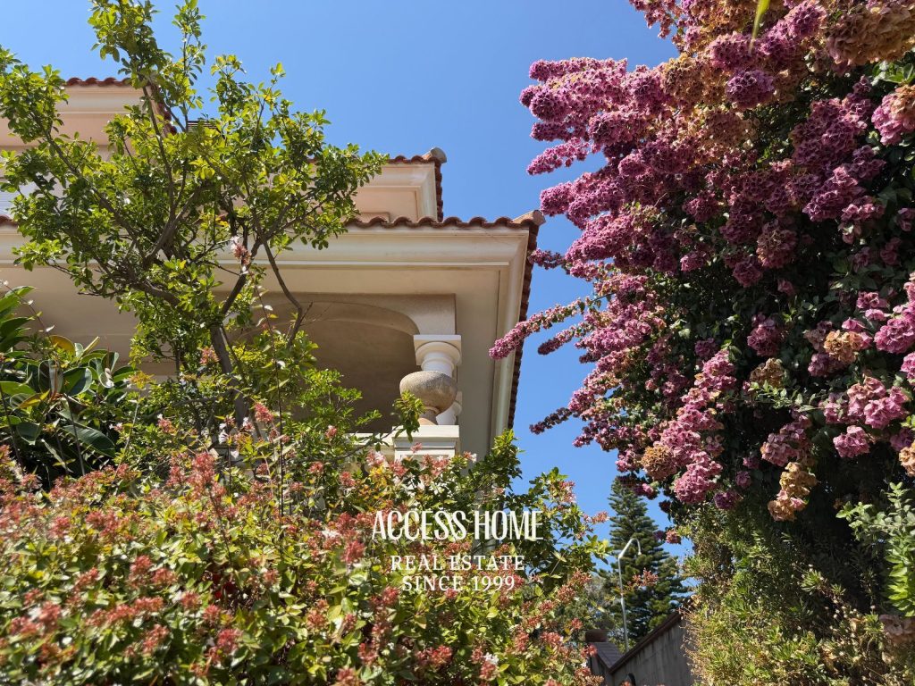 Casa a tres vientos con jardín y piscina privada cerca del centro de Alella