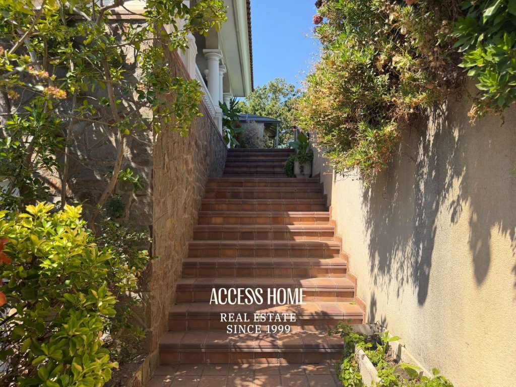 Casa a tres vientos con jardín y piscina privada cerca del centro de Alella