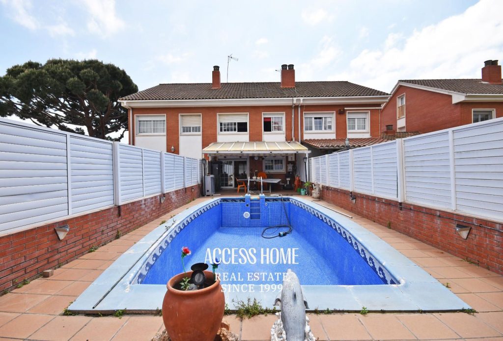 Casa adosada con jardín y piscina en el centro de Premià de Mar