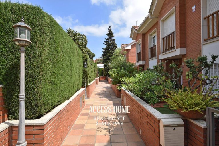 Casa adosada con jardín y piscina en el centro de Premià de Mar