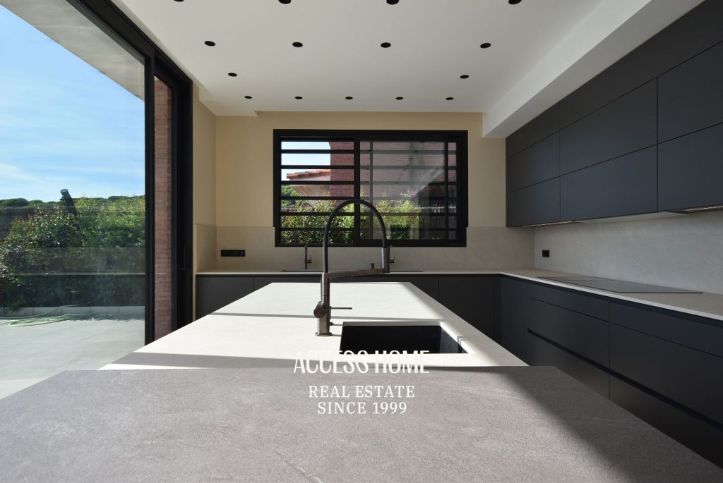 Casa de lujo de nueva construcción en venta en Sant Vicenç de Montalt con vistas al mar