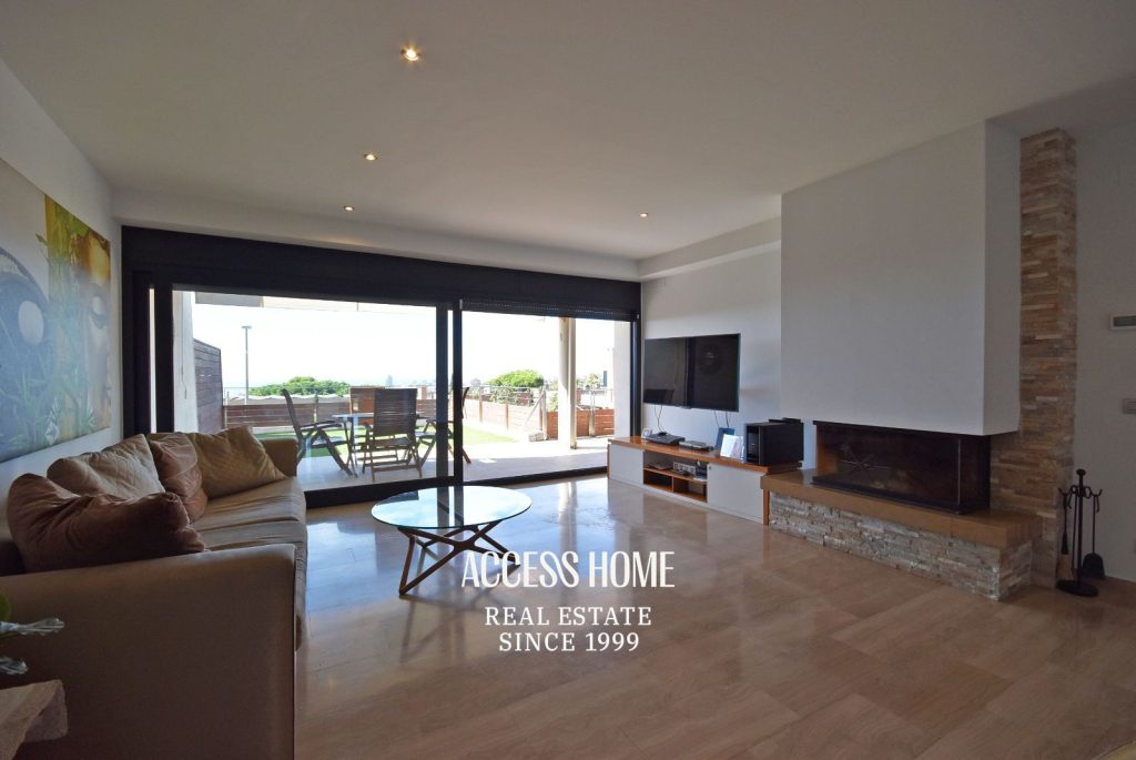 Casa a tres vientos en venta en Can Quirze, Mataró, con jardín y vistas al mar