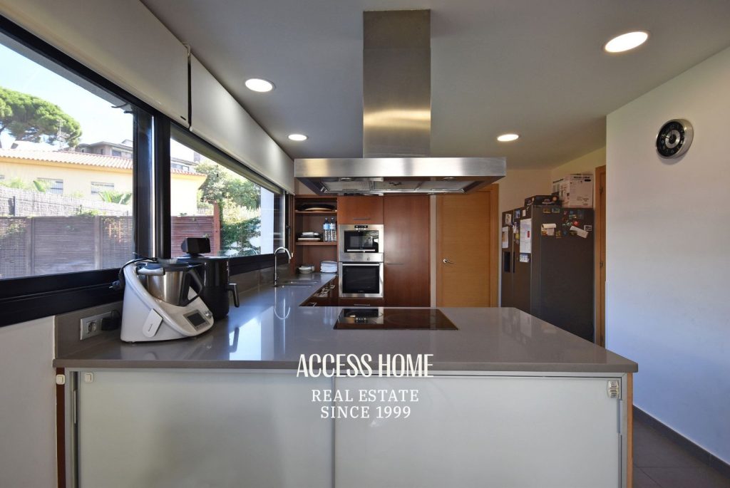 Casa a tres vientos en venta en Can Quirze, Mataró, con jardín y vistas al mar