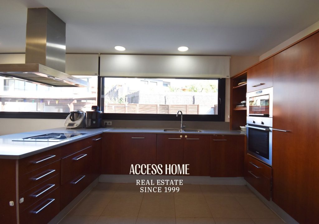 Casa a tres vientos en venta en Can Quirze, Mataró, con jardín y vistas al mar
