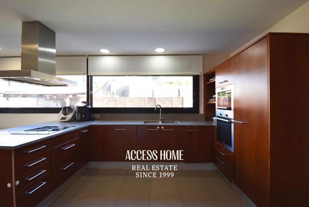 Casa a tres vientos en venta en Can Quirze, Mataró, con jardín y vistas al mar