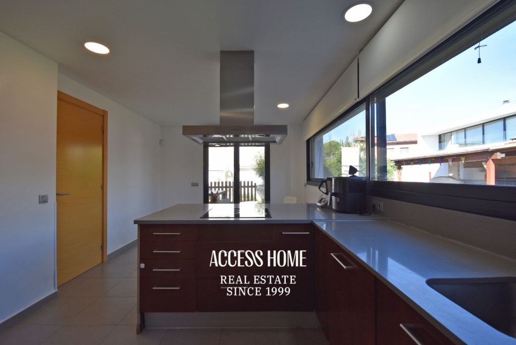 Casa a tres vientos en venta en Can Quirze, Mataró, con jardín y vistas al mar