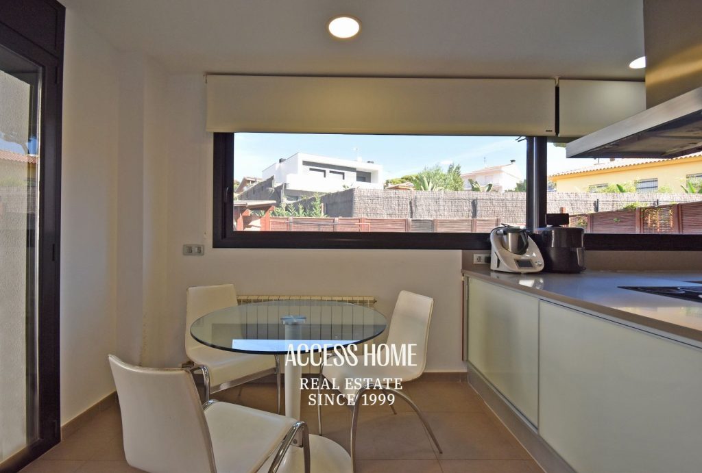 Casa a tres vientos en venta en Can Quirze, Mataró, con jardín y vistas al mar