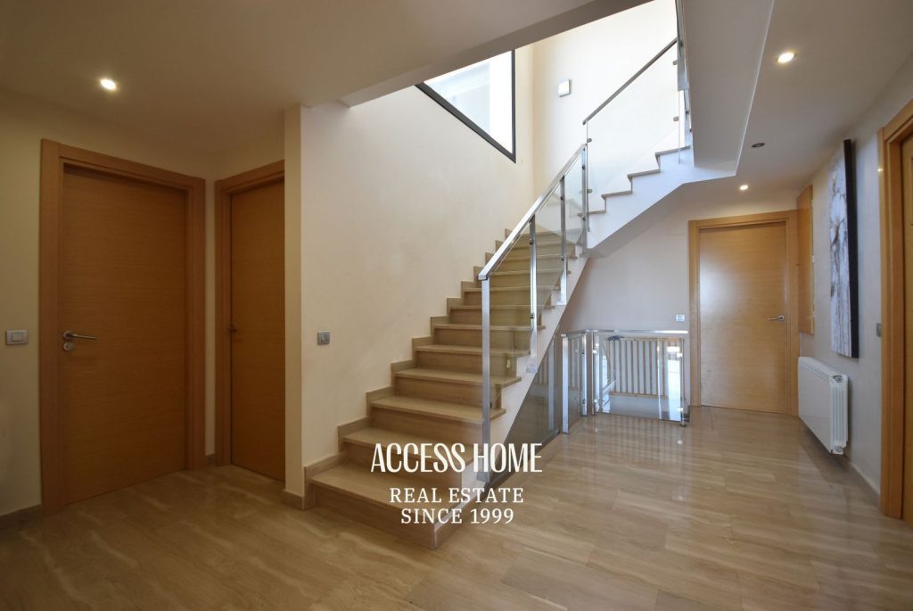 Casa a tres vientos en venta en Can Quirze, Mataró, con jardín y vistas al mar