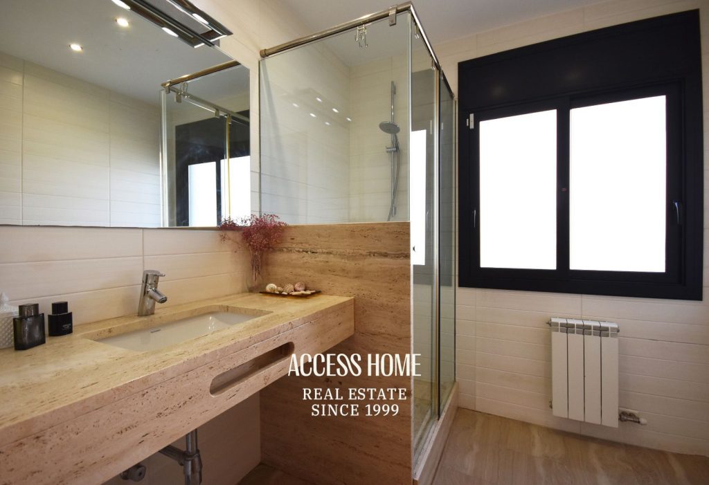 Casa a tres vientos en venta en Can Quirze, Mataró, con jardín y vistas al mar