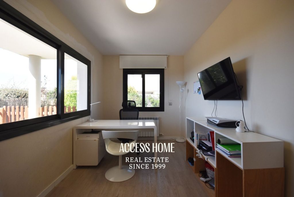 Casa a tres vientos en venta en Can Quirze, Mataró, con jardín y vistas al mar