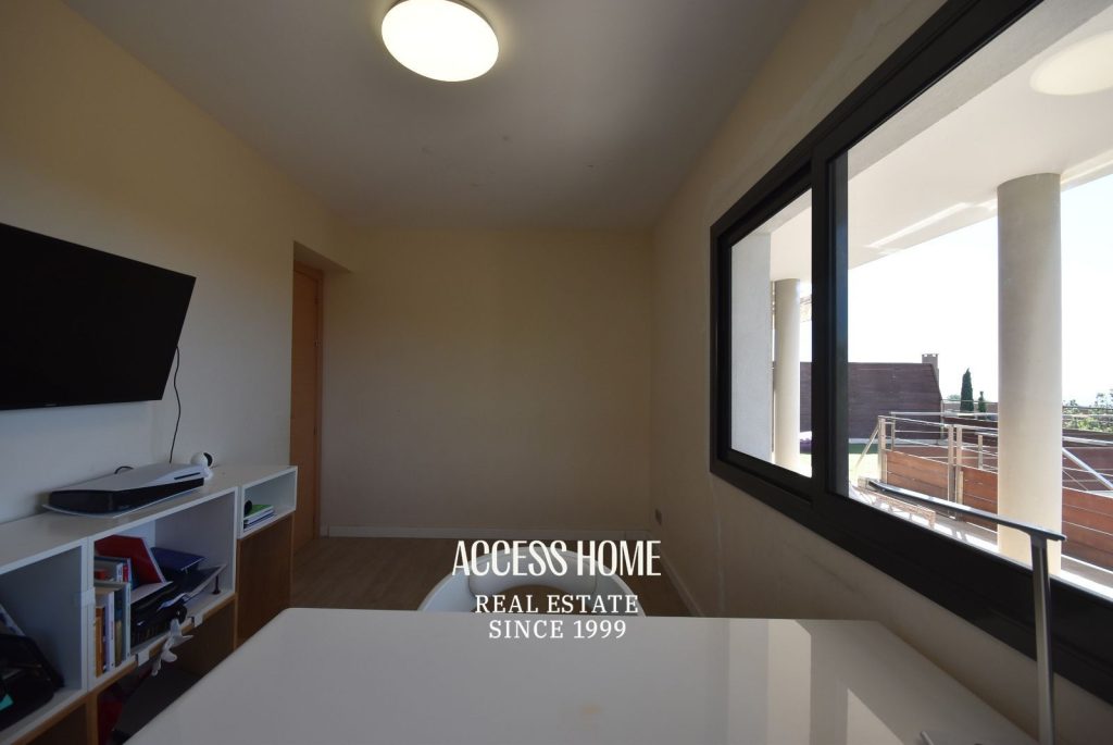 Casa a tres vientos en venta en Can Quirze, Mataró, con jardín y vistas al mar