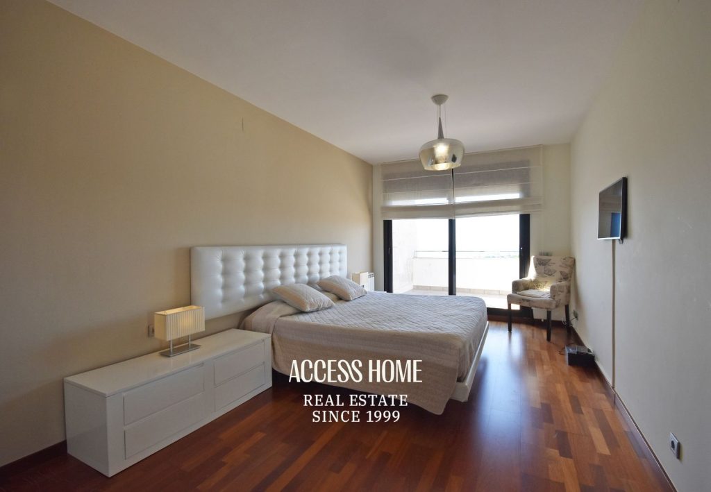 Casa a tres vientos en venta en Can Quirze, Mataró, con jardín y vistas al mar