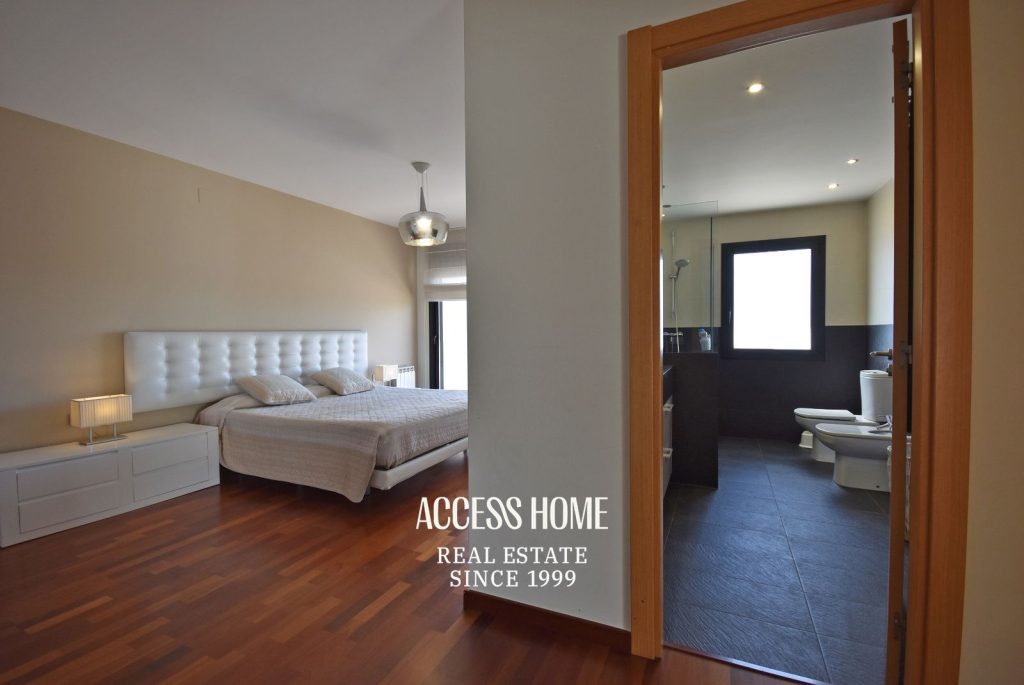 Casa a tres vientos en venta en Can Quirze, Mataró, con jardín y vistas al mar