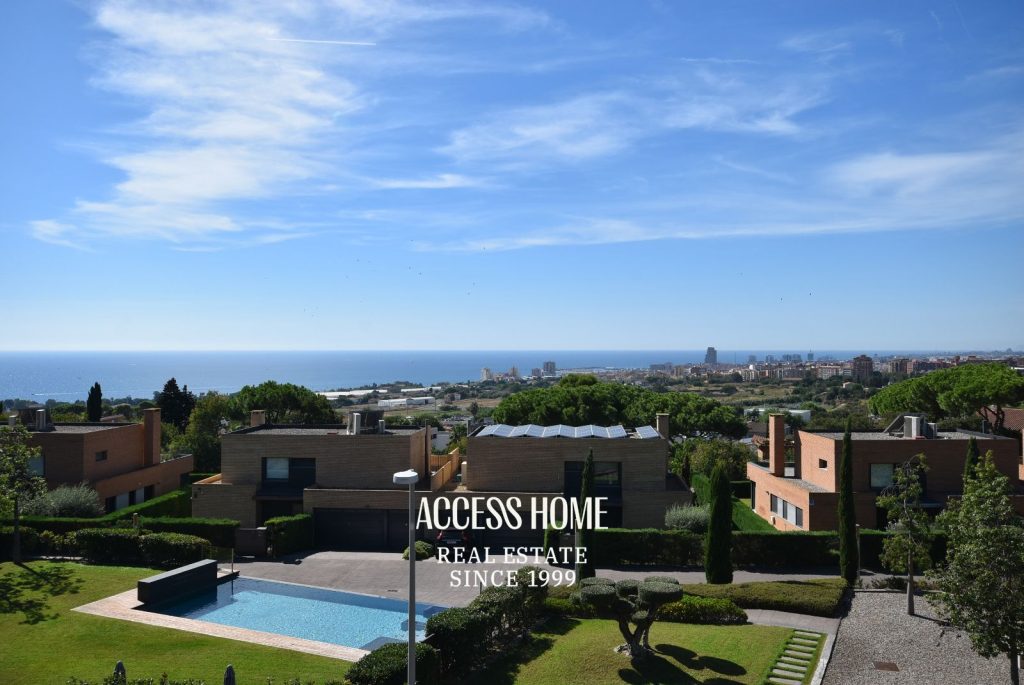 Casa a tres vientos en venta en Can Quirze, Mataró, con jardín y vistas al mar