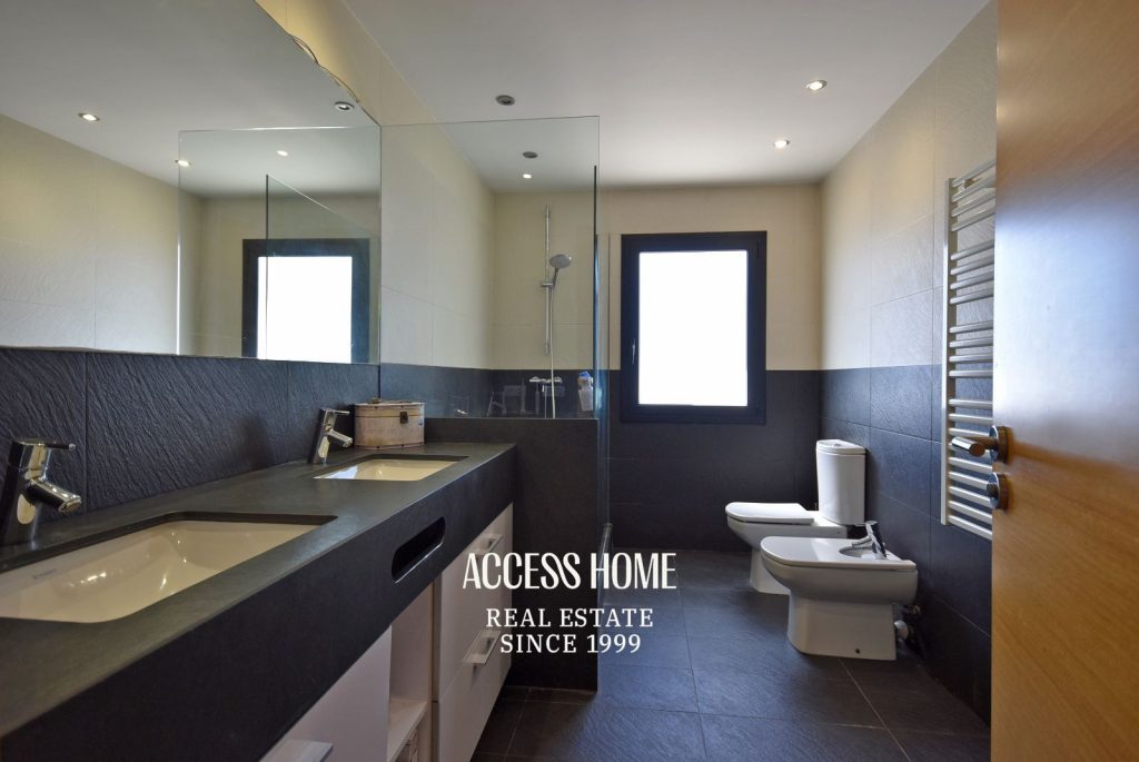 Casa a tres vientos en venta en Can Quirze, Mataró, con jardín y vistas al mar