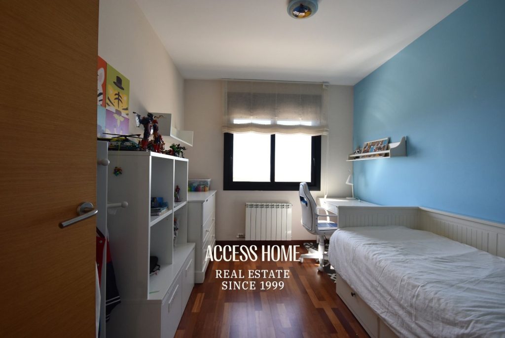 Casa a tres vientos en venta en Can Quirze, Mataró, con jardín y vistas al mar