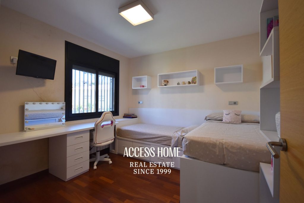 Casa a tres vientos en venta en Can Quirze, Mataró, con jardín y vistas al mar