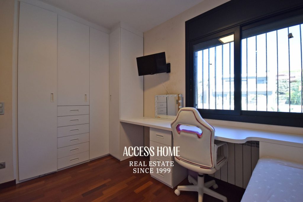 Casa a tres vientos en venta en Can Quirze, Mataró, con jardín y vistas al mar