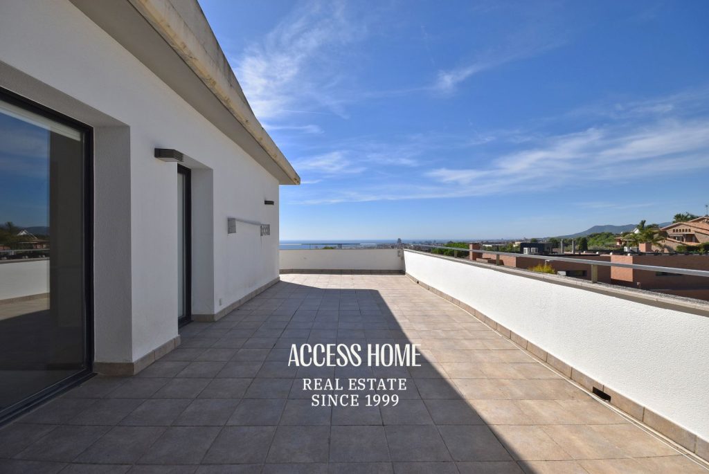 Casa a tres vientos en venta en Can Quirze, Mataró, con jardín y vistas al mar
