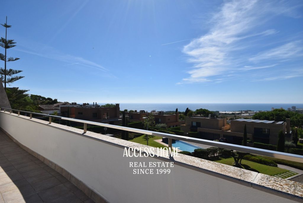 Casa a tres vientos en venta en Can Quirze, Mataró, con jardín y vistas al mar